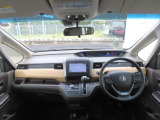 【インパネ周り】広々とした視界性の良い運転席です。ゆったりとした快適な乗り心地で運転できます。気持ちよくワイドに広がるインパネには、ナチュラルな空間のためのキーアイテム、木目調のパネルを採用。