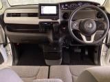 車内は光触媒抗菌消臭施工済です。インパネ周りはスタイリッシュなデザインで機能や装備も充実しています。グローブボックスやカップホルダーのほかにトレーなどたくさんの収納スペースが付いています。