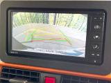 【バックカメラ】駐車時に後方がリアルタイム映像で確認できます。大型商業施設や立体駐車場での駐車時や、夜間のバック時に大活躍!運転スキルに関わらず、今や必須となった装備のひとつです!