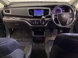 車内は光触媒抗菌消臭施工済です。インパネ周りはスタイリッシュなデザインです。グローブボックスやカップホルダーのほかにトレーなどたくさんの収納スペースが付いています。