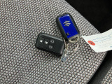 解錠・施錠、パワースライドドアの操作、ブルーの多機能なスマートキーをセットでご用意しました。