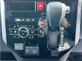 シートを外して室内をすみずみまで洗浄&消臭。ボディやタイヤはもちろん、エンジンルームまで洗浄しています。