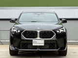 【BMWの伝統】BMWの特徴的な&ldquo;キドニーグリル&rdquo;は、80年以上続く伝統の形でございます。変わらないこだわりのデザインが、プレミアムブランド&ldquo;BMW&rdquo;を創り出します。