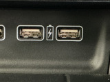 USBチャージャー搭載。スマートフォンなどの充電にとっても便利です