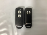 スマートキーを装備しています。鍵を差し込むことなくドアロックの開け閉めと、スタートボタン操作でのエンジンスタートができます。スペアキーも同じものを用意しております。