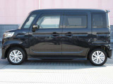 純正アルミで全体的にデザインがまとまっています。車も人も、オシャレはまずは足元からですね。