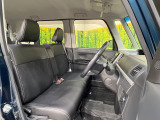 運転席シート廻りは使用感も少なく、良好な状態となっています。前オーナー様が丁寧に使っていたことがよくわかりますね。
