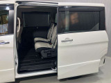 【両側オートスライドドア】子供を乗せたりするのにも隣のお車を気にせずストレスフリー★雨の日などはリモコンキーからドアの開閉ができて、とても便利な両側オートスライドドア★