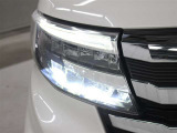 LEDヘッドライトには、ハイビームで走行中に先行車や対向車を検知した時、部分的に遮光し、先行車や対向車に配慮しながら高い視認性を確保できるADB(アダプティブドライビングビーム)が採用されています。