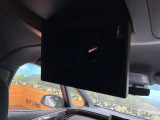 【12.8型フリップダウン】大画面モニターで後席でもエンタメをお楽しみいただけます。家族や友人とお出かけする機会が多い方に大人気です♪