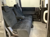 2列目シートは背もたれの角度調節ができるベンチシートになっております。長距離運転になってもゆったりとできるように、アームレストがついてます。