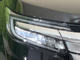 【LEDヘッドライト】悪天候や夜間走行時も良好な視界を確保し安心して運転できる高輝度LEDヘッドライトを装備!点灯速度が早く、消費電力も抑えられています。