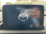 【マツダコネクトナビ】車内の雰囲気にマッチした一体型タイプのナビ。各種車輌設定やBluetooth再生等、様々な機能が楽しめます。直感的なダイヤル操作が可能で、使い勝手も良好です。