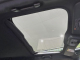 【ガラスルーフ】ガラスルーフ搭載で車内の解放感が一気にアップ!開放的なドライブをお楽しみいただけます。