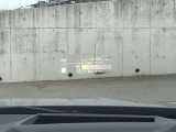 HUD: ヘッドアップディスプレイはドライバーが前方に集中できるよう、ナビや車速情報をフロントガラスに投影するシステムです。