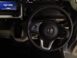 【ハンドル】運転にかかわる様々な操作を安全に行えるように視点移動が少なく操作性に配慮されたスイッチ類が凝縮されたコックピットです。