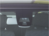 【レーダーブレーキサポート】フロントガラスに設置されたレーダーで前方の車両や歩行者を検知し、衝突事故時の被害を軽減します。
