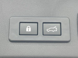 【パワーバックドア】スマートキーや運転席のボタンを押すだけでリアゲートが自動で開閉します!荷物を持っている時や、高い位置にあるバックドアを閉める際に便利な機能です♪