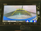リバースギアに入れるだけで後方の表示へ切り替わります。夜間や雨の日の駐車も楽になりますよ。