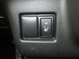 運転席にシートヒーターが付いてます。寒い冬でもスイッチONで座面をあたたかくして、ドライブをさらに快適にしてくれます。