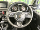 インテリアに合わせたデザインのステアリングは、運転される方のことも考え、運転しやすい形状、大きさです。是非一度、実際に触ってお確かめください。