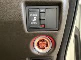 左側電動スライドドアは運転席からでも操作ができるように、ハンドル付近に開閉の操作スイッチが付いています。