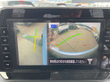 画像の左側は運転席から見ることのできないフロント左側を映している画像です、狭い道や幅寄せ時に便利です。