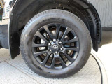 ホイールにマットブラック塗装が施された純正18インチアルミ!タイヤサイズは265/60R18です
