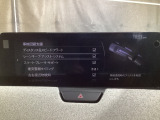 カメラが車線を認識してはみ出しそうになるとステアリングアシストが介入するレーン・キープ・アシストシステムを装備しております。お好みで作動・非作動の設定も可能です。