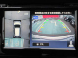 アラウンドビュー付き。上空から車両を見下ろしたような画像に加工された映像をディスプレイで確認しながら車庫入などができ大変便利です。