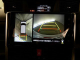 パノラミックビューモニター付きです。車両を上から見たような映像を画面に表示。運転席からの目視だけでは見にくい、車両周辺の状況をリアルタイムでしっかり確認できます。
