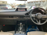 フロントピラーの位置を従来よりも後方にレイアウト。運転席からの視界の広がりを向上。車両の周囲の状況を、いち早く知ることで、安全に運行できます。