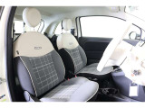 厚みがあって、座り心地のいいシート。運転席も助手席もリラックスしてゆったりと座れます。