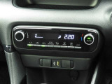 オートエアコンを装備しておりますので、四季を通じて車内を快適な温度に保つことが出来ます!高級感が有りますね!