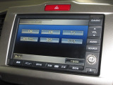 ナビゲーションは純正HDDナビが装着されております。AM、FM、CD、DVD再生、音楽録音再生、ワンセグTVがご使用いただけます。初めて訪れた場所でも道に迷わず安心ですね!