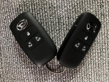 スマートキー機能を有しています!ドアロックの開閉やエンジン始動時にキーをポケットやカバンなどに携帯していればキーを挿さなくてもそのまま手ぶらで可能です!!