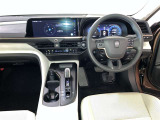 運転席周りのレイアウトをご覧ください。ナビゲーションが綺麗に装着されすっきり収まってますね!