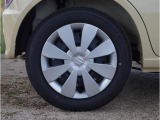 【ホイールキャップ】車に良く似合う純正ホイールキャップが装備されています。ノーマルタイヤ、スタッドレスタイヤもスズキ自販島根にお任せください。