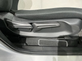 シートハイトアジャスターが付いているので運転姿勢を調整するのに便利ですね。身長に合ったシートポジションは安全運転や疲労軽減にもつながります。