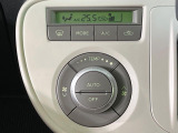 【オートエアコン】一度お好みの温度に設定すれば、車内の温度を検知し風量や温度を自動で調整。暑い&hellip;寒い&hellip;と何度もスイッチ操作をする必要はありません。快適な車内空間には必須の機能ですね♪
