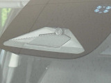 【ホンダセンシング】走行中に前方の車両等を認識し、衝突しそうな時は警報とブレーキで衝突回避と被害軽減をアシスト。より安全にドライブをお楽しみいただけます。