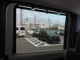 後部座席は両側にサンシェードもついてます。
