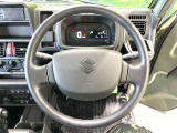 インテリアに合わせたデザインのステアリングは、運転される方のことも考え、運転しやすい形状、大きさです。是非一度、実際に触ってお確かめください。