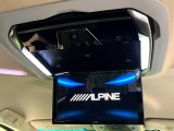 【12.8型フリップダウン】大画面モニターで後席でもエンタメをお楽しみいただけます。家族や友人とお出かけする機会が多い方に大人気です♪