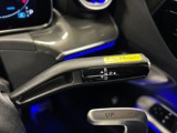 ステアリングシフトが装備されております。ステアリングから手を離さずにシフトチェンジができます。マニュアルモードをご選択頂くことにより、よりアグレッシブな走行が可能となります。