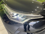 【LEDヘッドライト】悪天候や夜間走行時も良好な視界を確保し安心して運転できる高輝度LEDヘッドライトを装備!点灯速度が早く、消費電力も抑えられています。