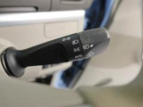【オートライト】 周囲の明るさに応じて、ヘッドランプを自動的に点灯・消灯します。