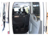 左側に横開きのサブドアを備えたわくわくゲートになっております!、狭い駐車場での荷物の出し入れや3列目シートへのアクセスが劇的に便利になるのが特徴です。通常の下から上に開ける縦開きも可能です!