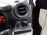 運転席のカップホルダーはエアコンの吹き出し口にありますので冷やしたり温めたりすることが出来ます☆