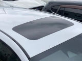 【サンルーフ】開放感たっぷりの希少装備、サンルーフが装着されています!車内に明かりを取り入れたり景色を楽しむ以外にも、車内の空気も簡単に換気できて快適です!